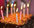 Co patří na každý narozeninový dort? No přece svíčky! 