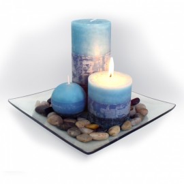 Dárkový set 3 svíčky ,vůně borůvka, na skleněném podnosu s kameny.